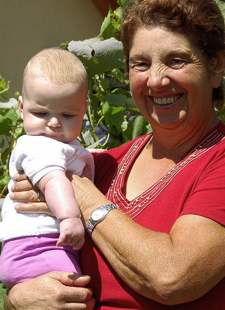Zufriedene Landfrau: Maria Geiger mit Enkeltochter Alisa Foto: Bomans