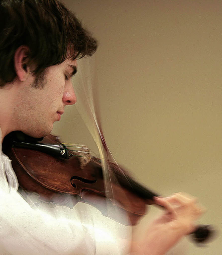 Rührt die Zuhörer mit seiner Geige: Gabriel Uhde Foto: Marx