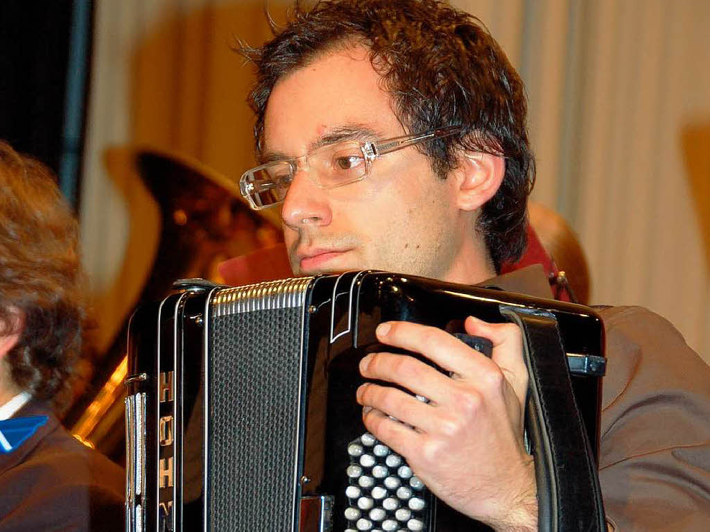 Solist <b>Alexander Gutjahr</b> mit seinem Akkordeon. Foto: Sylvia-Karina Jahn - 9635936
