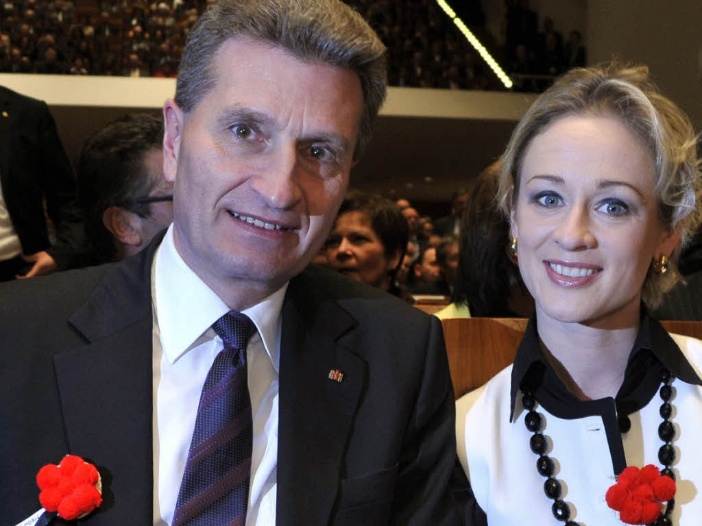 Ministerpräsident Günther Oettinger und Begleiterin Friederike Beyer beim ...