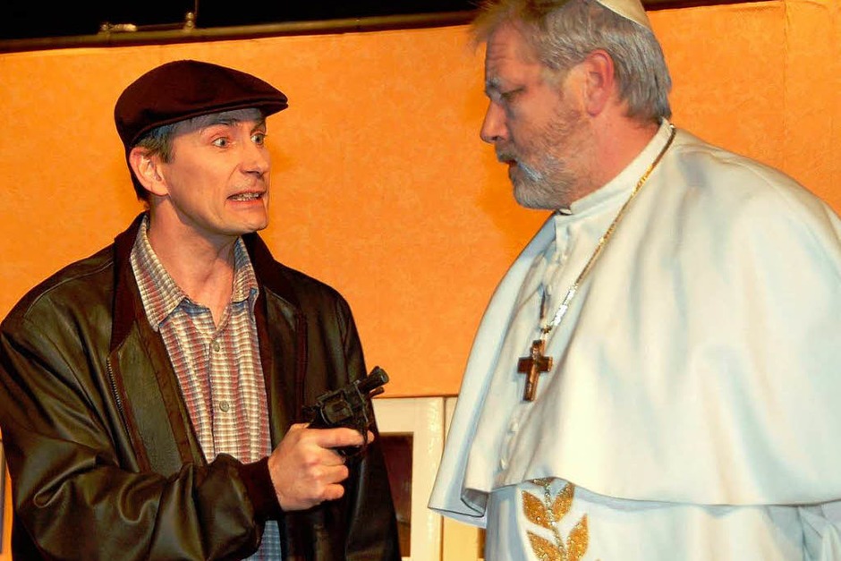 Taxifahrer Sam (Christian Fuhrmann) nutzt die Gelegenheit und entführt Papst Albert IV. (Gottfried Gröner) (Foto: Sylvia-Karina Jahn) Taxifahrer Sam (Christian Fuhrmann) nutzt die Gelegenheit und entführt Papst Albert IV. (Gottfried Gröner) (Foto: Sylvia-Karina Jahn)