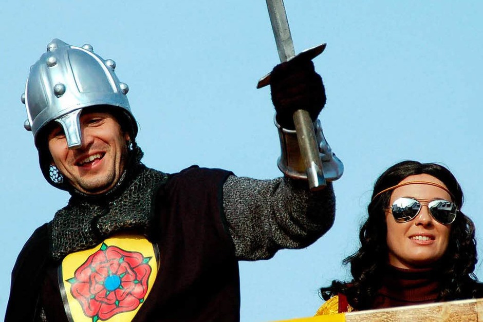 Merdinger Kreuzzugsritter mit dem Ortswappen, auf ihrem Motivwagen. Merdinger Kreuzzugsritter mit dem Ortswappen, auf ihrem Motivwagen.