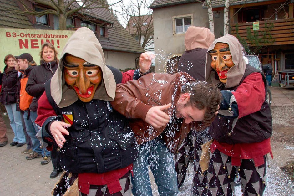 Viele Narren waren beim bunten Jubiläumsumzug mit dabei. (Foto: Tanja Bury) Viele Narren waren beim bunten Jubiläumsumzug mit dabei. (Foto: Tanja Bury)