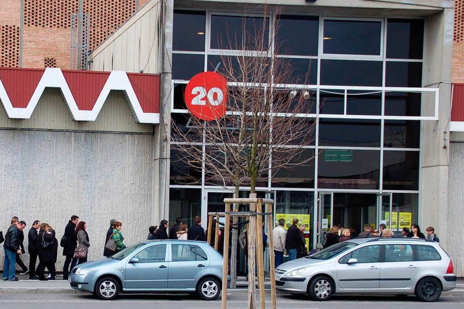 Am Sonntag bildete sich eine mehr als 100 Meter lange Schlange vor der Messehalle in Straßburg. (Foto: Markus Hofmann) Am Sonntag bildete sich eine mehr als 100 Meter lange Schlange vor der Messehalle in Straßburg. (Foto: Markus Hofmann)