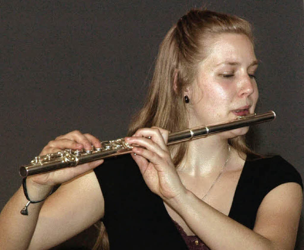 Abiturientin Melanie Sänger spielte zwei Sätze aus Mozarts Flötenkonzert Nr. ...