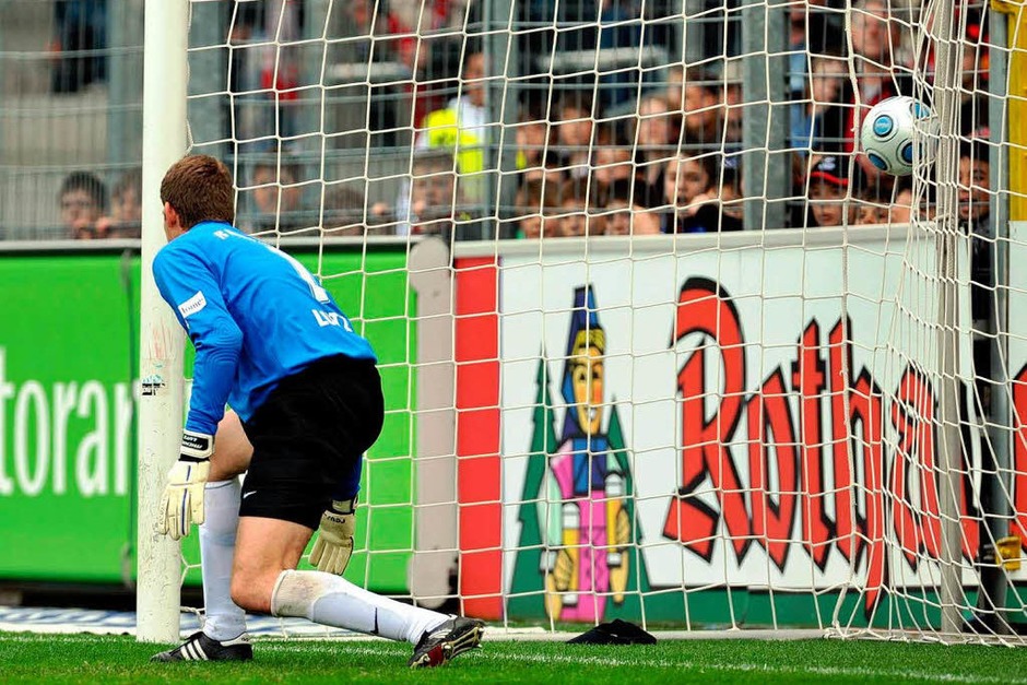 1:0 für den SC Freiburg. Michael Lutz geschlagen. (Foto: Patrick Seeger) 1:0 für den SC Freiburg. Michael Lutz geschlagen. (Foto: Patrick Seeger)