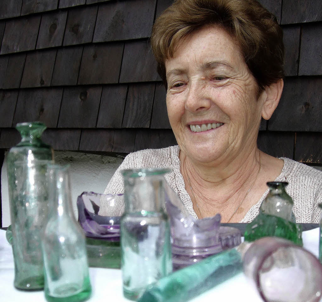 Paula Wehrle aus Äule ist stolz auf ihren Glasschatz. Foto: <b>Friedbert Zapf</b> - 15492318
