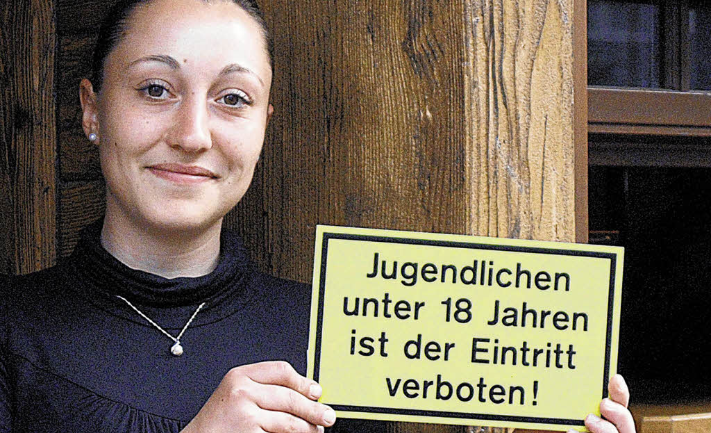 Lucia Colacicco vom „Shooter Stars“ an der Karlstraße hält das Hinweisschild ...