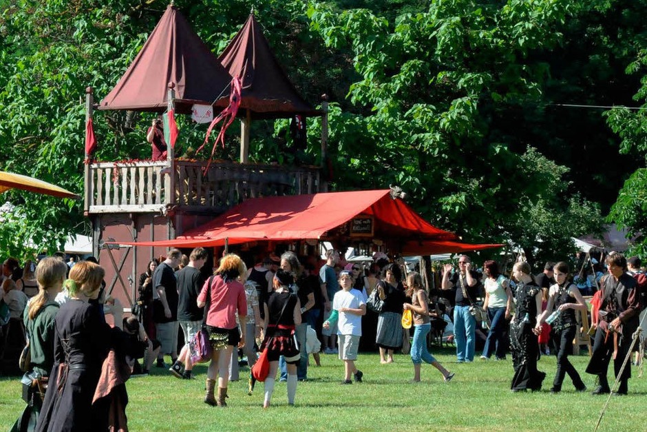 Mittelalter im Dreiländergarten: Heerlager, Märkte, Kostümierte und viele Zuschauer (Foto: Andrea Schiffner) Mittelalter im Dreiländergarten: Heerlager, Märkte, Kostümierte und viele Zuschauer (Foto: Andrea Schiffner)