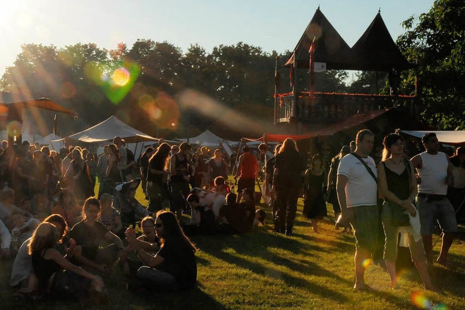 Mittelalter im Dreiländergarten: Heerlager, Märkte, Kostümierte und viele Zuschauer (Foto: Andrea Schiffner) Mittelalter im Dreiländergarten: Heerlager, Märkte, Kostümierte und viele Zuschauer (Foto: Andrea Schiffner)