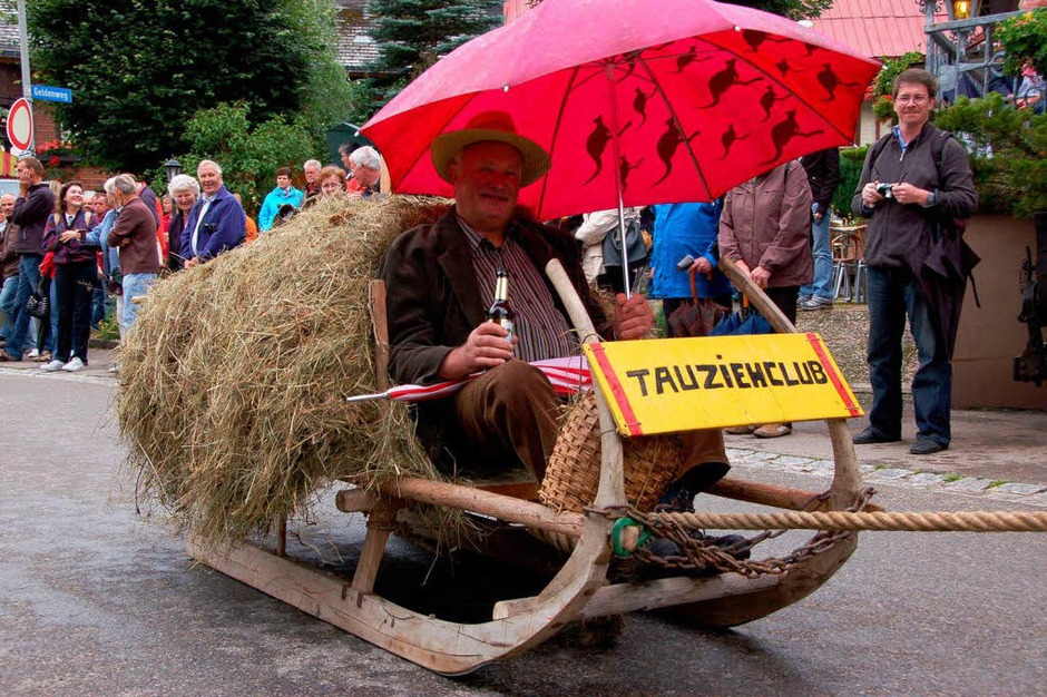 <Bildtext>Der Buur (Peter Behringer) fuhr mit dem Tauziehclub Wieden Schlitten </Bildtext> (Foto: Karin Maier) <Bildtext>Der Buur (Peter Behringer) fuhr mit dem Tauziehclub Wieden Schlitten </Bildtext> (Foto: Karin Maier)