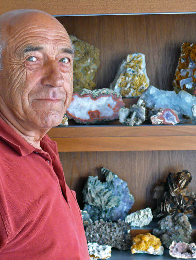 Elmar Neißer zeigt stolz seine Mineraliensammlung. Foto: Ute Aschendorf