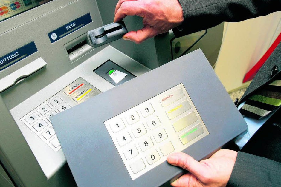 Original und Fälschung im direkten Vergleich. Wer trotz aller Perfektion der Fälschung etwas Ungewöhnliches an einem Geldautomaten bemerkt, sollte sofort die Bank oder die Polizei informieren (Foto: usage worldwide, Verwendung weltweit) Original und Fälschung im direkten Vergleich. Wer trotz aller Perfektion der Fälschung etwas Ungewöhnliches an einem Geldautomaten bemerkt, sollte sofort die Bank oder die Polizei informieren (Foto: usage worldwide, Verwendung weltweit)
