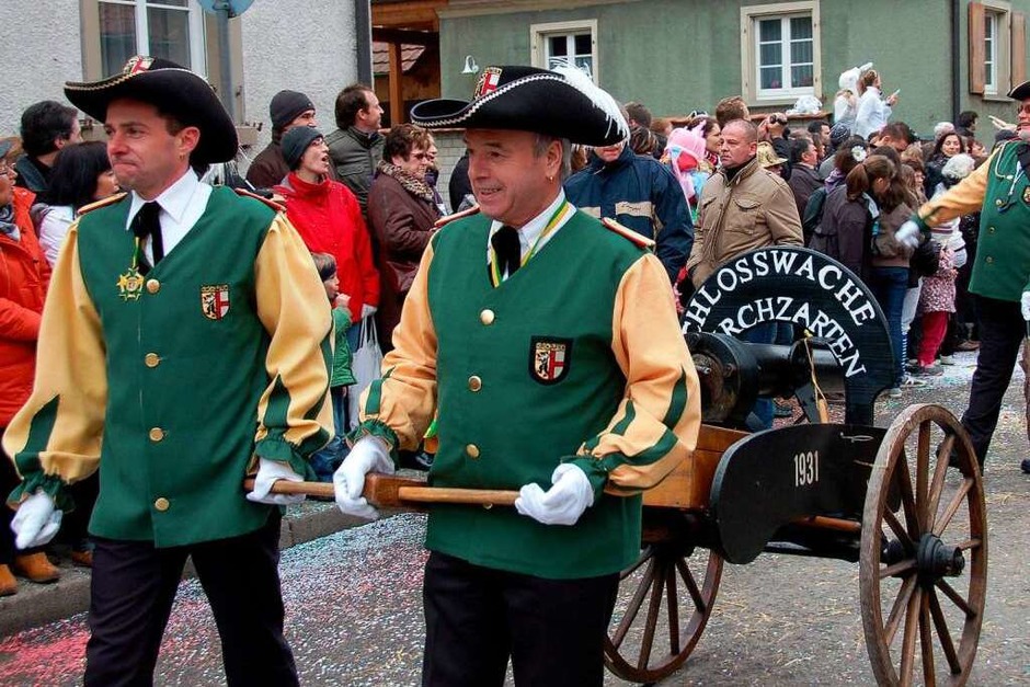 Die Kirchzartener Schlosswache führt ihre Kanone mit. Die Kirchzartener Schlosswache führt ihre Kanone mit.