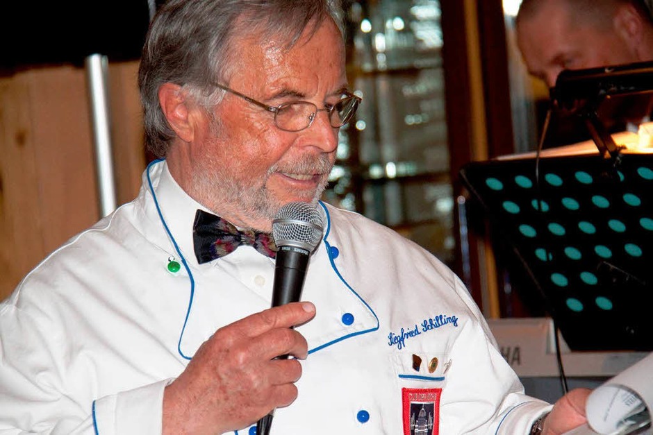 Köcheball 2010: Siegfried Schilling erläuterte den Gästen jeden Gang des Spezialitätenmenüs. (Foto: Wilfried Dieckmann) Köcheball 2010: Siegfried Schilling erläuterte den Gästen jeden Gang des Spezialitätenmenüs. (Foto: Wilfried Dieckmann)