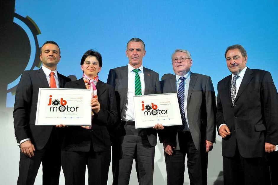 3.Preis Kat. 3: SLG Kunststoff GmbH, Bernau, und Grieshaber Logistics Group, Bad Säckingen. re: Laudator Horst Kary ( Sparkasse FR) (Foto: Thomas Kunz) 3.Preis Kat. 3: SLG Kunststoff GmbH, Bernau, und Grieshaber Logistics Group, Bad Säckingen. re: Laudator Horst Kary ( Sparkasse FR) (Foto: Thomas Kunz)