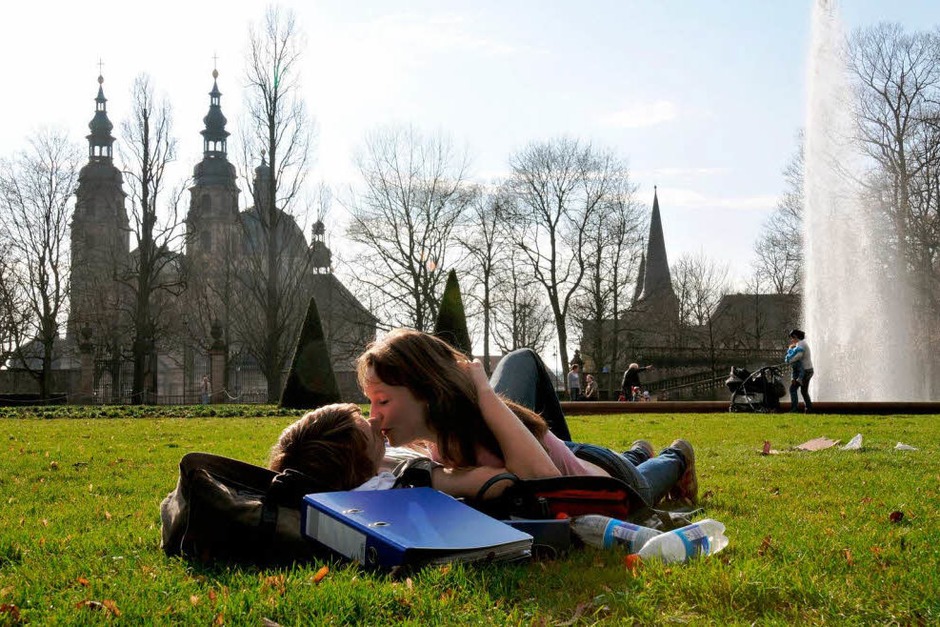 …und zarte Frühlingsgefühle im Fuldaer Schlossgarten (Foto: dpa) …und zarte Frühlingsgefühle im Fuldaer Schlossgarten (Foto: dpa)