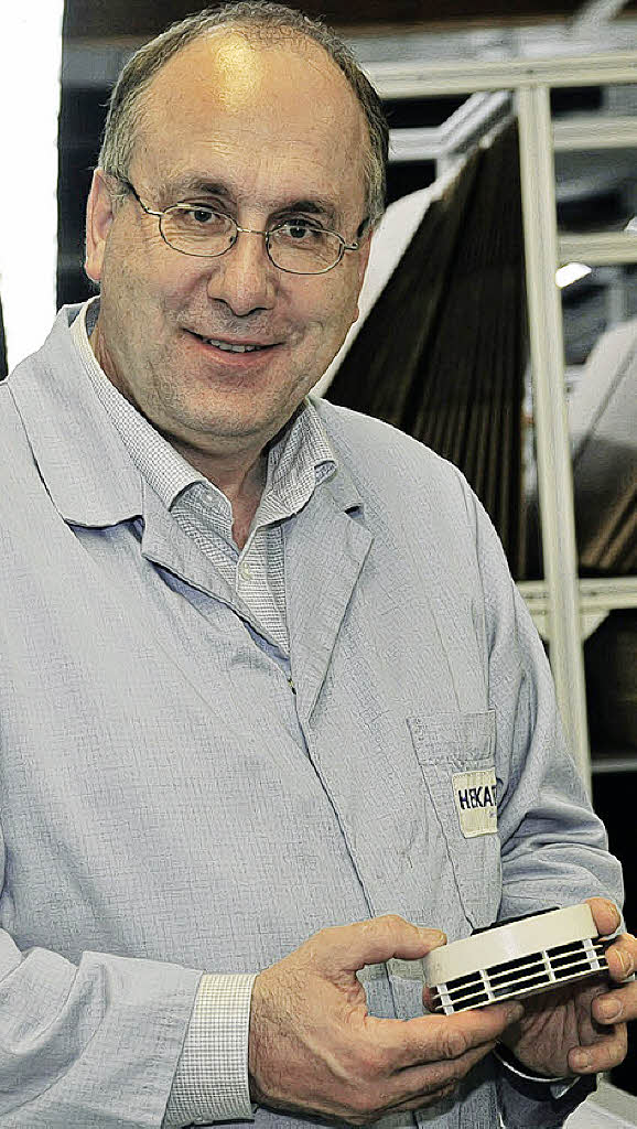 Peter Ohmberger mit einem Hekatron-Rauchmelder. Foto: Münch
