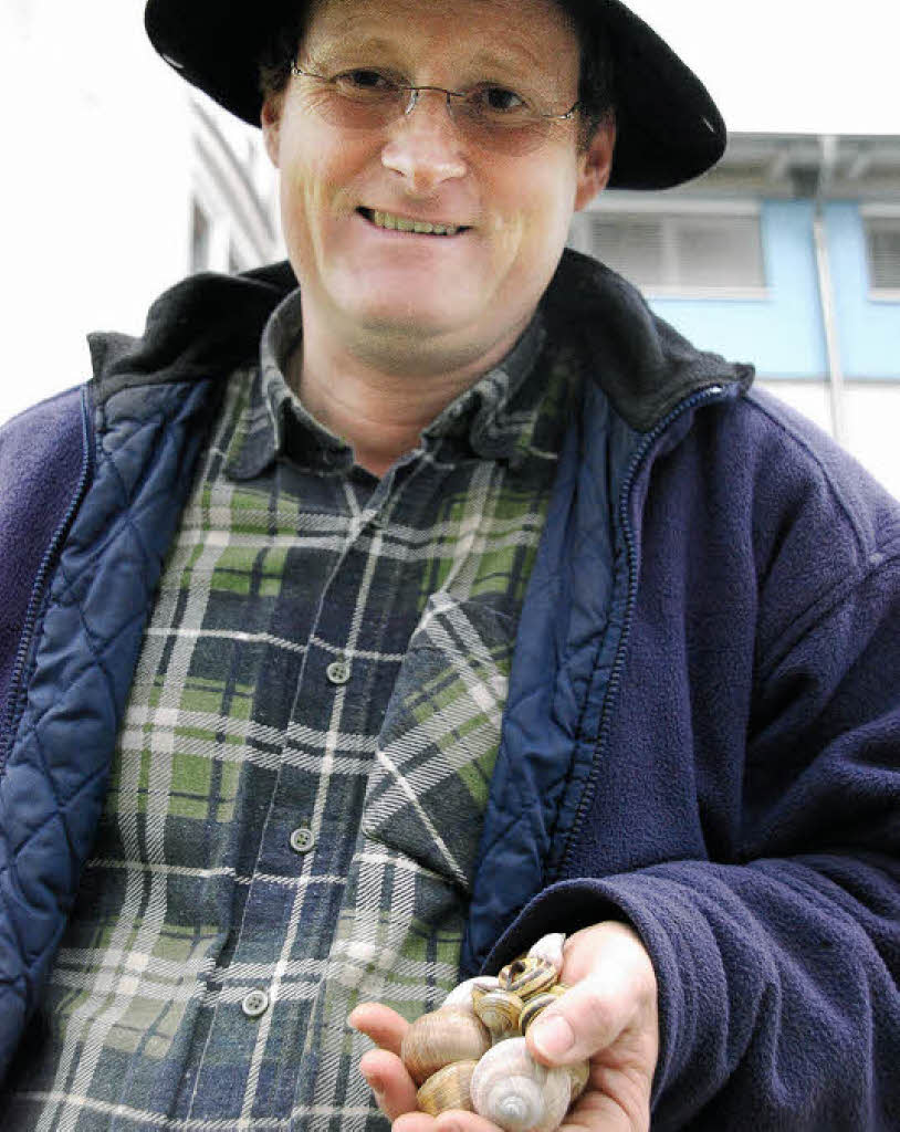 Joachim Schlageter mit ein paar Schnecken in der Hand. Foto: Ralf Staub