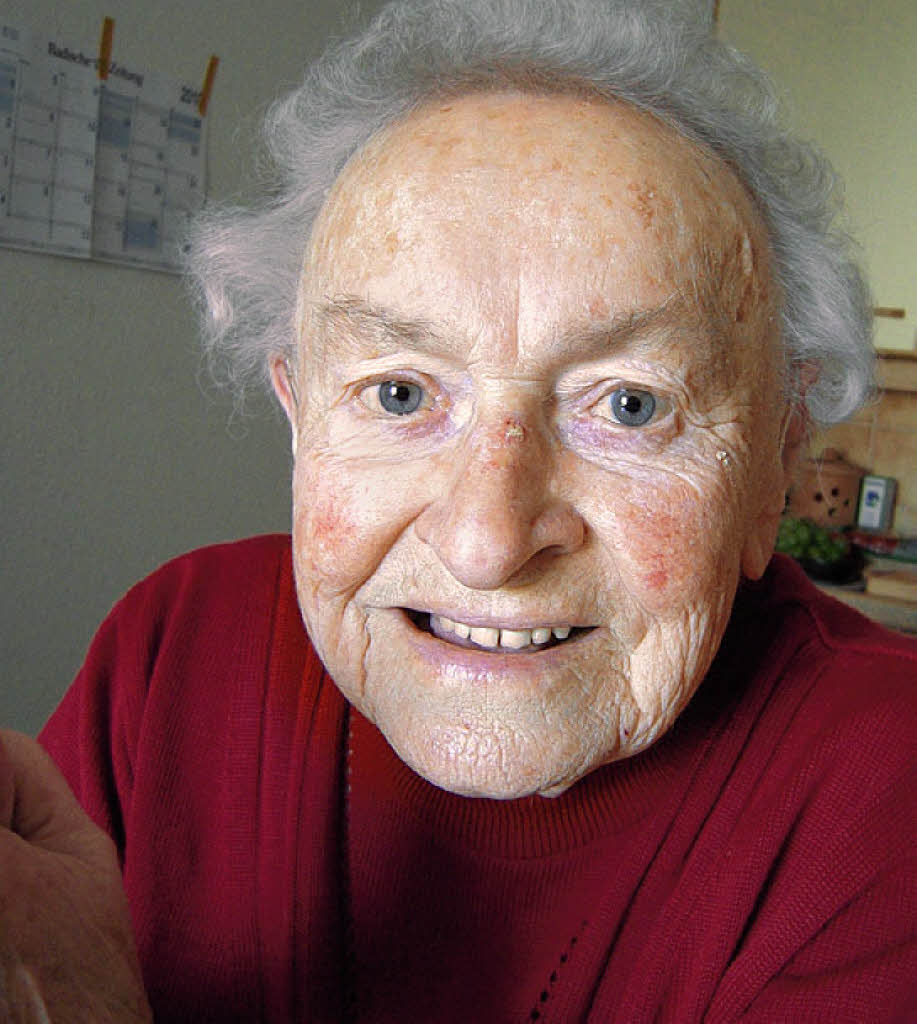Eine fröhliche <b>alte Dame</b>: Hilda Jäger wird heute 90. Foto: Heinze - 30129094