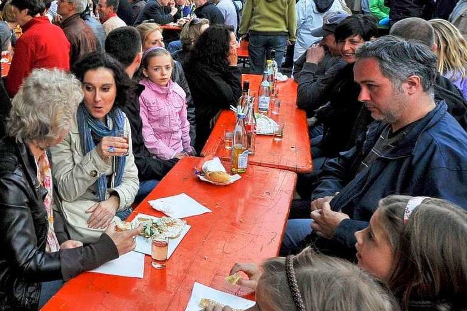 Wein, Gesang – und auch der Rest kommt nicht zu kurz: Eindrücke von den St. Georgener Weintagen (Foto: Michael Bamberger) Wein, Gesang – und auch der Rest kommt nicht zu kurz: Eindrücke von den St. Georgener Weintagen (Foto: Michael Bamberger)