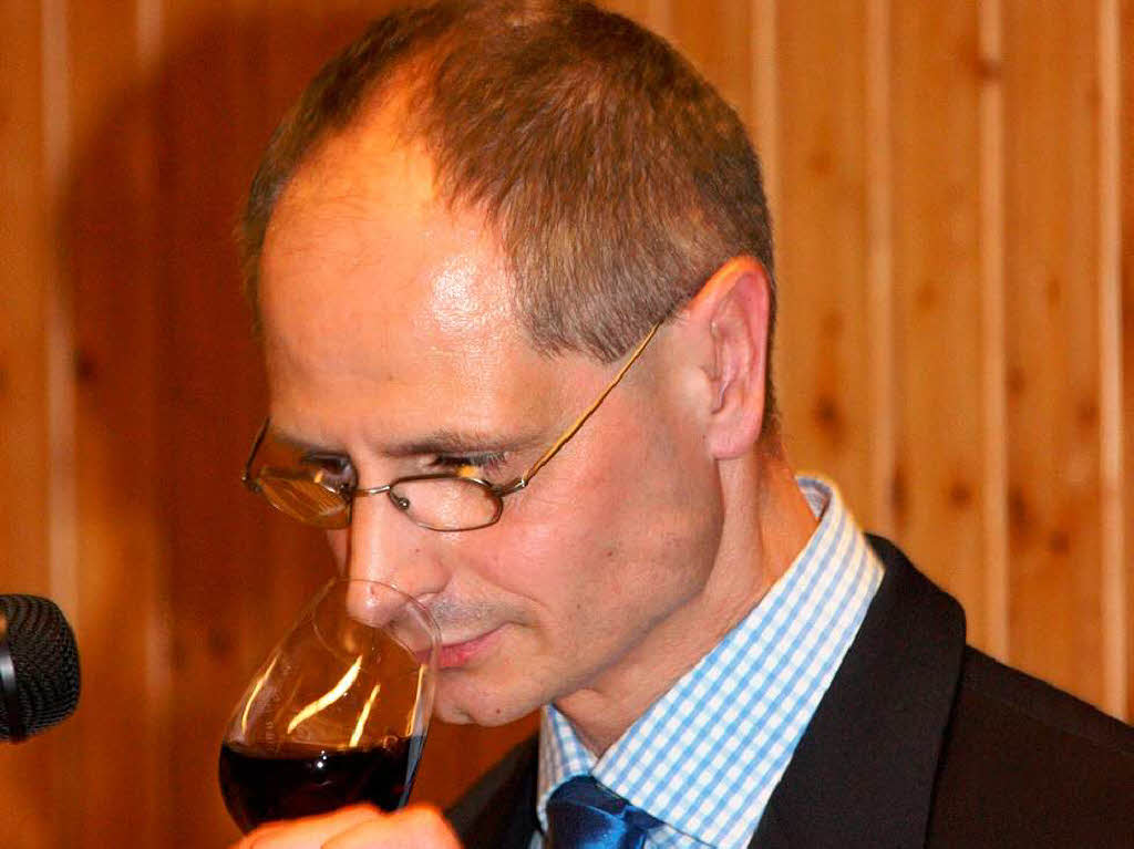 Kellermeister Oliver Dries führte durch die Weinprobe anlässlich des 75-jährigen Bestehens der Wasenweiler Winzergenossenschaft. Foto: Christine Aniol - 32441125