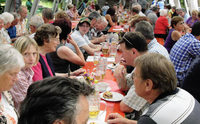 Besucher genießen Fest mit Musik und Fußball Besucher genießen Fest mit Musik und Fußball