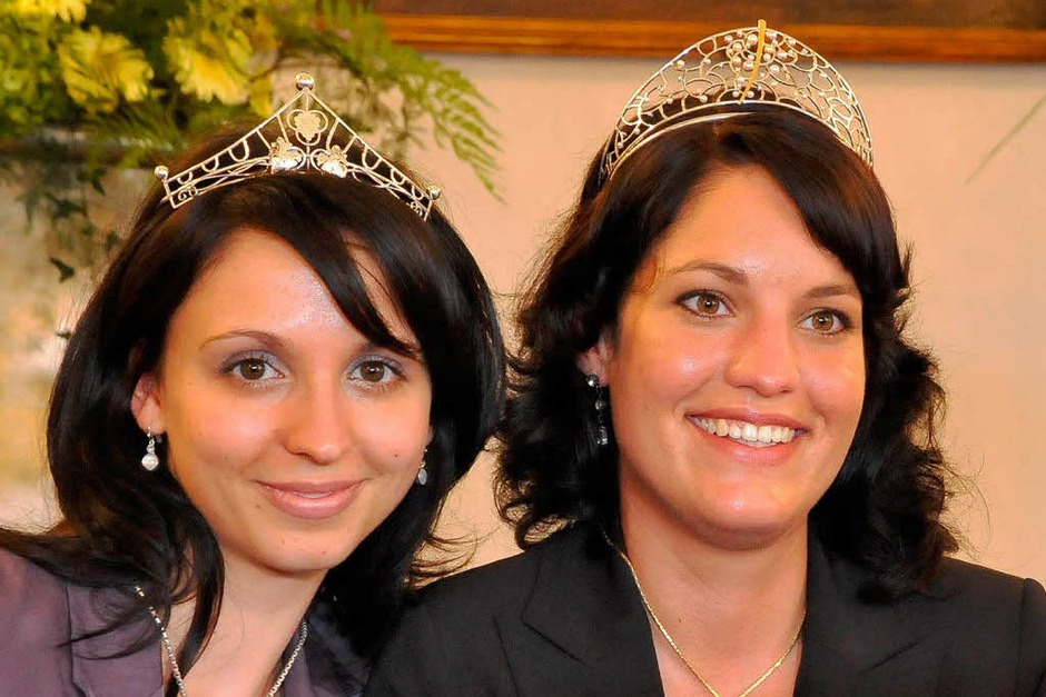Erst in der Stichwahl reichte es für Marion Meyer (r.) zum Sieg. Rebecca Gut (links) wurde Weinprinzessin. (Foto: Michael Bamberger) Erst in der Stichwahl reichte es für Marion Meyer (r.) zum Sieg. Rebecca Gut (links) wurde Weinprinzessin. (Foto: Michael Bamberger)