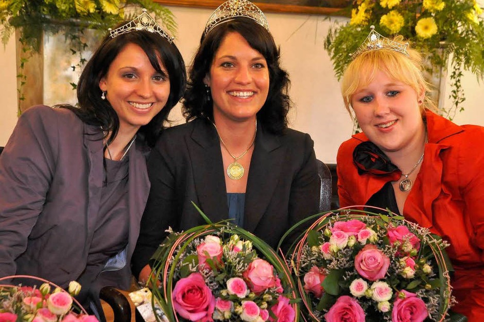 Die neuen Hoheiten: Marion Meyer (M) ist Königin, Rebecca Gut (l.) und Sarah Kappler (r.) sind Prinzessinnen. (Foto: Michael Bamberger) Die neuen Hoheiten: Marion Meyer (M) ist Königin, Rebecca Gut (l.) und Sarah Kappler (r.) sind Prinzessinnen. (Foto: Michael Bamberger)