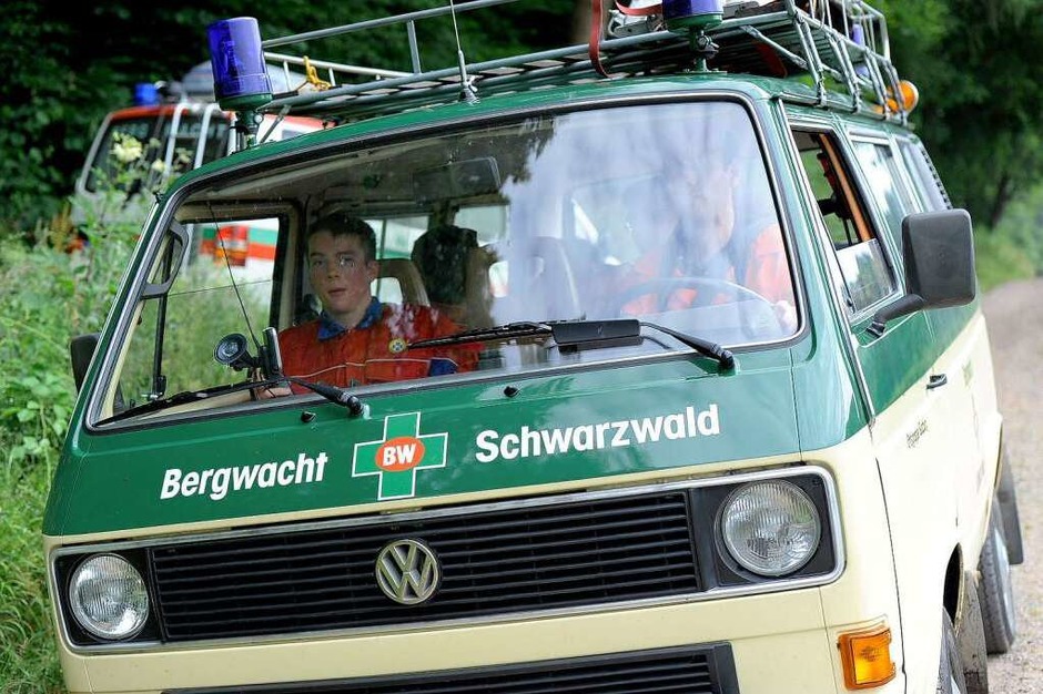 Schauinslandbahn steht drei Stunden lang still. Elf Menschen sitzen in heißen Gondeln fest. Bergwacht untersucht die Leitung der Bahn auf Schäden. (Foto: Ingo Schneider) Schauinslandbahn steht drei Stunden lang still. Elf Menschen sitzen in heißen Gondeln fest. Bergwacht untersucht die Leitung der Bahn auf Schäden. (Foto: Ingo Schneider)