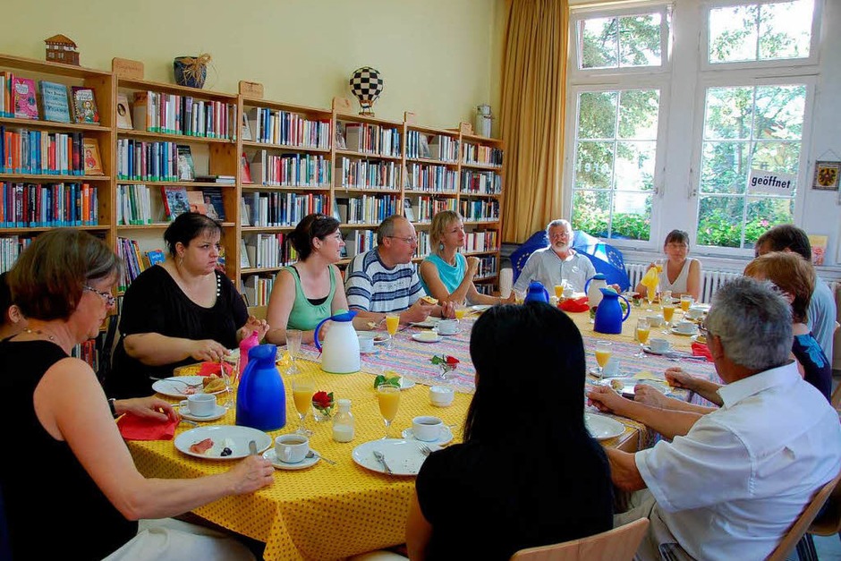 Multi-Kulti-Frühstück in der Bücherei von Niederrimsingen. Bürger aus 8 Nationen trafen sich zu einem europäischen Brunch. (Foto: Kai Kricheldorff) Multi-Kulti-Frühstück in der Bücherei von Niederrimsingen. Bürger aus 8 Nationen trafen sich zu einem europäischen Brunch. (Foto: Kai Kricheldorff)