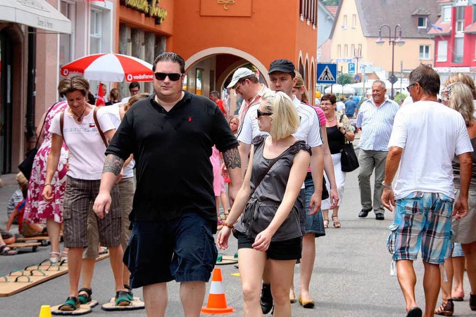 Die Breisacher Rheinstraße war anlässlich der Europatage gesperrt und wurde zur Flaniermeile. (Foto: Christine Aniol) Die Breisacher Rheinstraße war anlässlich der Europatage gesperrt und wurde zur Flaniermeile. (Foto: Christine Aniol)