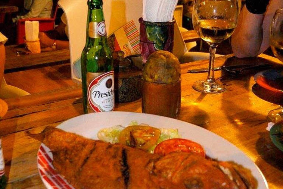 Fastfood kann hier auch frischer Backfisch sein. So oder so gehört ein kühles Presidente-Bier dazu (Foto: Hans P. Wühler) Fastfood kann hier auch frischer Backfisch sein. So oder so gehört ein kühles Presidente-Bier dazu (Foto: Hans P. Wühler)