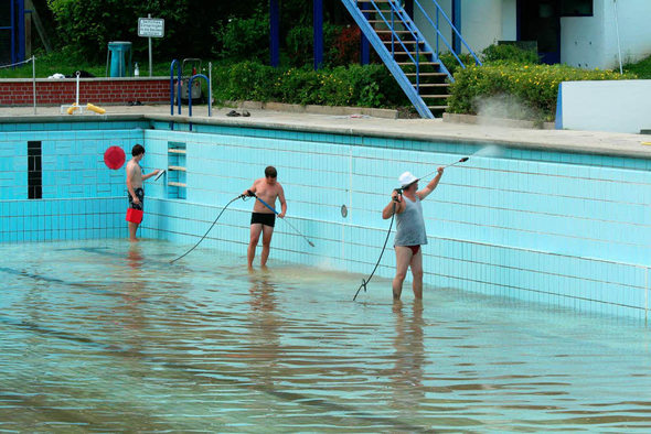 Herbolzheim: Bad wird gründlich gereinigt: Freibad liegt bei 30 Grad