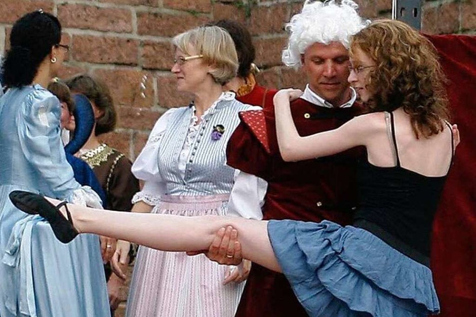 Das Theaterstück, das aus Anlass des 400. Geburtstages des Schmieheimer Schlosses aufgeführt wurde. (Foto: Heidi Fössel) Das Theaterstück, das aus Anlass des 400. Geburtstages des Schmieheimer Schlosses aufgeführt wurde. (Foto: Heidi Fössel)