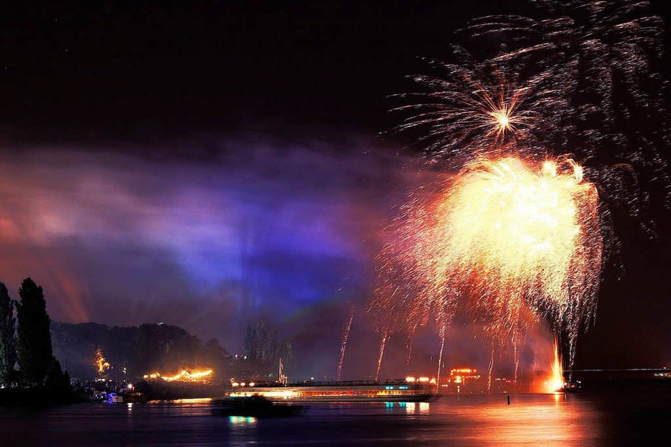 Farbenprächtig: das große Feuerwerk am Freitagabend (Foto: Hans-Peter Ziesmer) Farbenprächtig: das große Feuerwerk am Freitagabend (Foto: Hans-Peter Ziesmer)