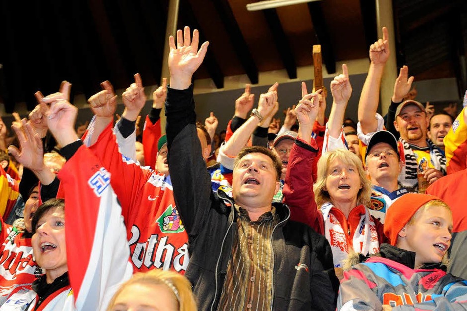 Wölfe Freiburg siegen gegen Schwenningen mit 4:3 vor heimischem Publikum. Wölfe Freiburg siegen gegen Schwenningen mit 4:3 vor heimischem Publikum.