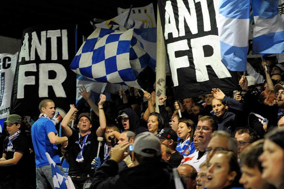 Wölfe Freiburg siegen gegen Schwenningen mit 4:3 vor heimischem Publikum. Wölfe Freiburg siegen gegen Schwenningen mit 4:3 vor heimischem Publikum.