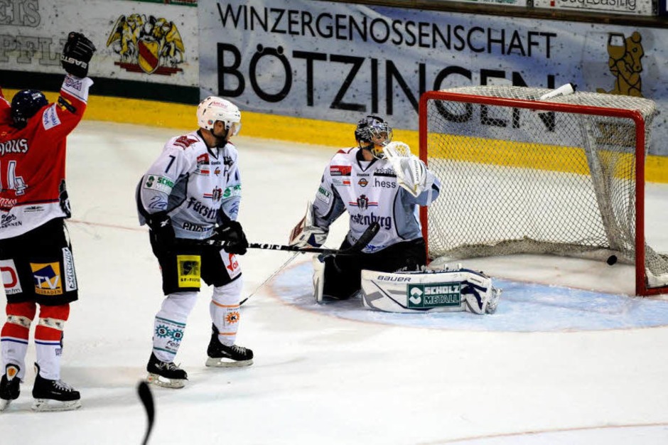Wölfe Freiburg siegen gegen Schwenningen mit 4:3 vor heimischem Publikum. Wölfe Freiburg siegen gegen Schwenningen mit 4:3 vor heimischem Publikum.