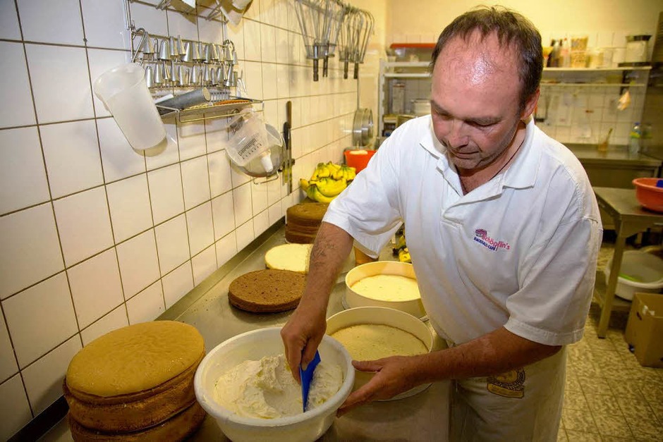 Anschließend wird eine Schicht Creme auf den Biskuitboden gegeben. (Foto: Dominic Rock) Anschließend wird eine Schicht Creme auf den Biskuitboden gegeben. (Foto: Dominic Rock)