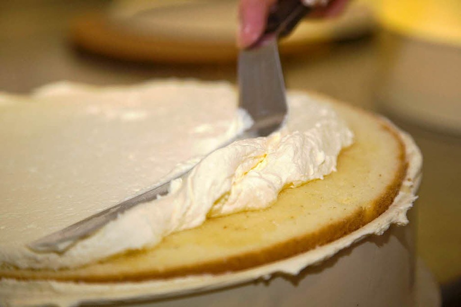 … ein dünner Biskuit aus dem mittleren Teil und eine weitere Schicht Creme. (Foto: Dominic Rock) … ein dünner Biskuit aus dem mittleren Teil und eine weitere Schicht Creme. (Foto: Dominic Rock)