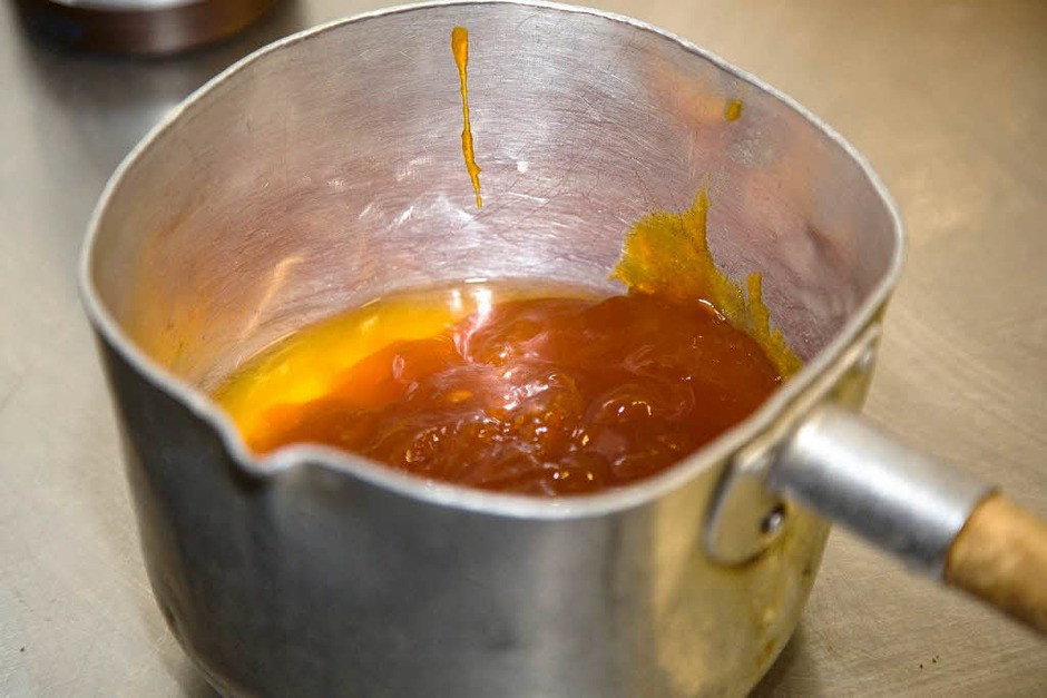 Die Torte wird mit Aprikosenmarmelade überzogen. (Foto: Dominic Rock) Die Torte wird mit Aprikosenmarmelade überzogen. (Foto: Dominic Rock)