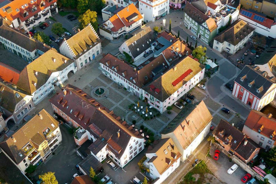 Marktplatz von Müllheim mit Blankenhornpalais (Foto: Katharina Meyer) Marktplatz von Müllheim mit Blankenhornpalais (Foto: Katharina Meyer)
