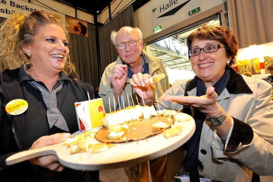 Sylvia Ludwig bietet Käsekuchen an, den sich Dieter Mohnert und Roswita Hin (rechts) sichtlich schmecken lassen. (Foto: Michael Bamberger) Sylvia Ludwig bietet Käsekuchen an, den sich Dieter Mohnert und Roswita Hin (rechts) sichtlich schmecken lassen. (Foto: Michael Bamberger)