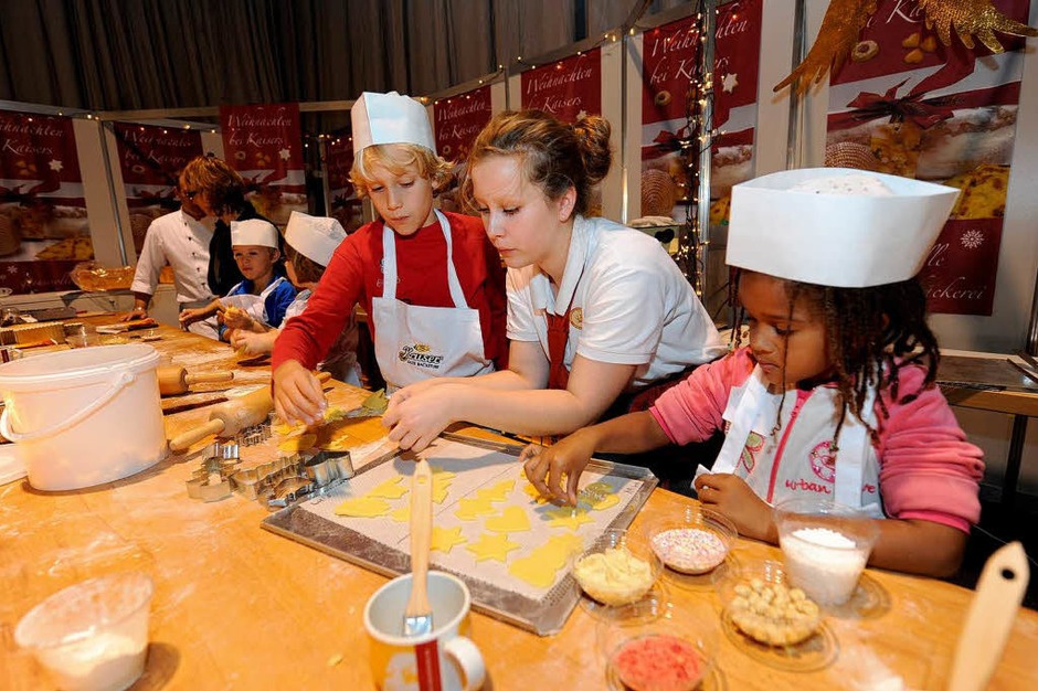 Kinder beim Plätzchen backen (Foto: Rita Eggstein) Kinder beim Plätzchen backen (Foto: Rita Eggstein)