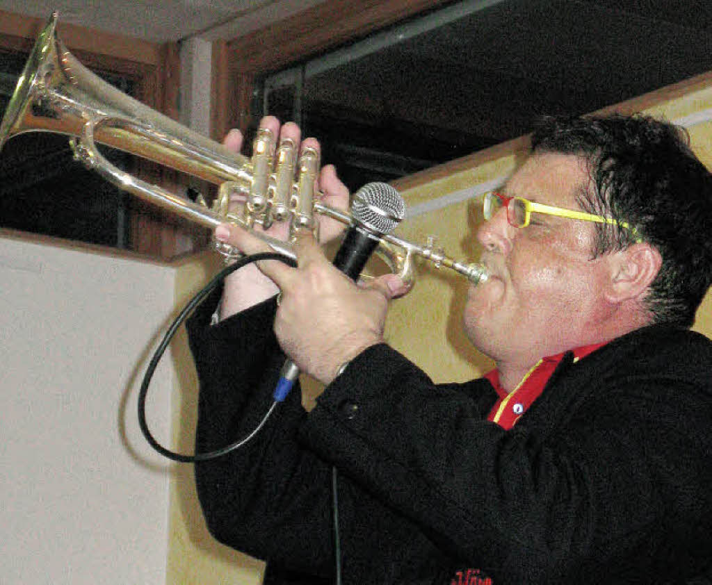 Temperamentsbolzen mit Mikro und Trompete: Helmut Dold im Bürgerhaus Wettelbrunn. Foto: dorothee möller-barbian - 37853441