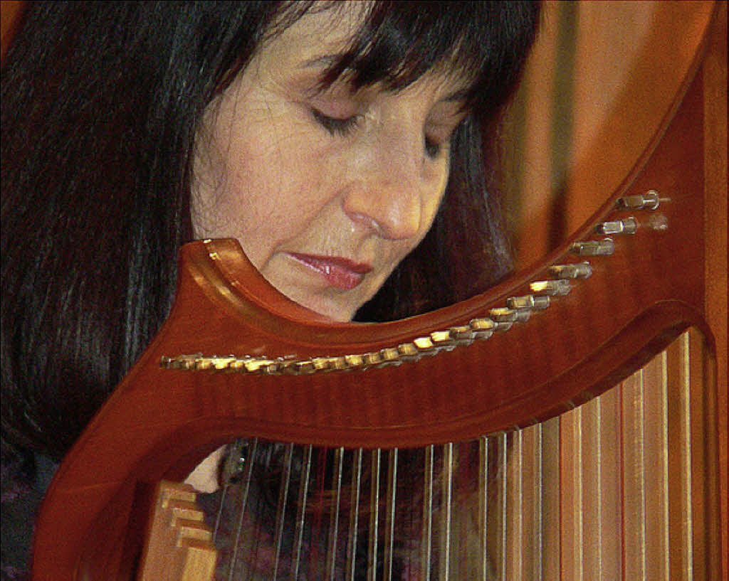 Jutta Haaf an der Harfe Foto: WeiSS
