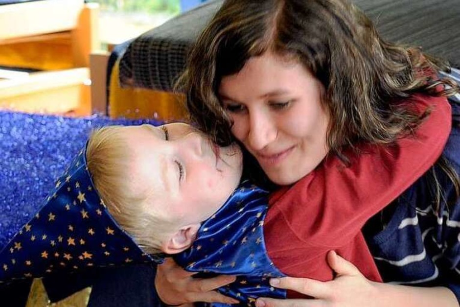 Die Kinder im Kindergarten Purzelbaum bedanken sich beim Cirkus Harlekin und „Kinder helfen Kindern“ für eine Spende über 4100 Euro. (Foto: Ingo Schneider) Die Kinder im Kindergarten Purzelbaum bedanken sich beim Cirkus Harlekin und „Kinder helfen Kindern“ für eine Spende über 4100 Euro. (Foto: Ingo Schneider)