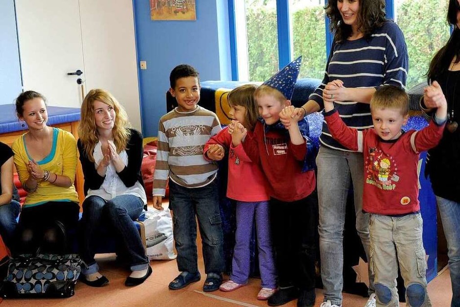 Die Kinder im Kindergarten Purzelbaum bedanken sich beim Cirkus Harlekin und „Kinder helfen Kindern“ für eine Spende über 4100 Euro. (Foto: Ingo Schneider) Die Kinder im Kindergarten Purzelbaum bedanken sich beim Cirkus Harlekin und „Kinder helfen Kindern“ für eine Spende über 4100 Euro. (Foto: Ingo Schneider)