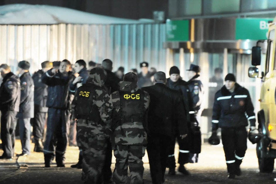 Sprengstoffexperten des russischen Inlandsgeheimdienstes FSB und Polizisten stehen vor dem Flughafen Domodedowo in Moskau. (Foto: dpa) Sprengstoffexperten des russischen Inlandsgeheimdienstes FSB und Polizisten stehen vor dem Flughafen Domodedowo in Moskau. (Foto: dpa)